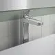 Chromene Waschtischarmatur von Ideal Standard, mit einem flachen, rechteckigen Auslauf und einem Hebelgriff, montiert an einer hellen Wand mit Fliesen.